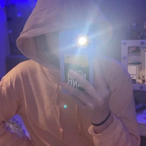 Rosa Hoddie  - En helt vanligt overzize gammel rosa Hoddie i st M , använd ca 1 gång. Skicket är som ny. Säljs för den inte är min stil!  Frakt 66kr