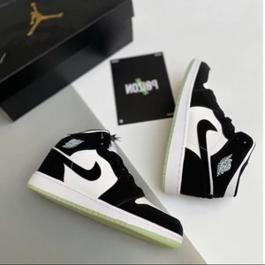Jordan 1’s  - Går att beställa. Kontakt Via Dm för mer info : https://instagram.com/flykicks.se?igshid=xz1ak17l4mft