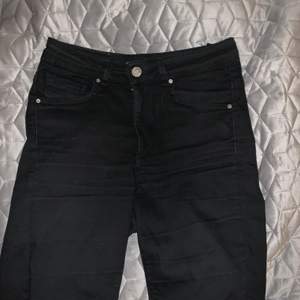 Svarta jeans med skinnyfit. Bikbok higher flex 99 black i storlek S