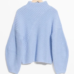 Strickad tröja - Blå stickad tröja, jätte skönt sticka inte alls. Säljer då jag inte har använt den alls. ☁️💙