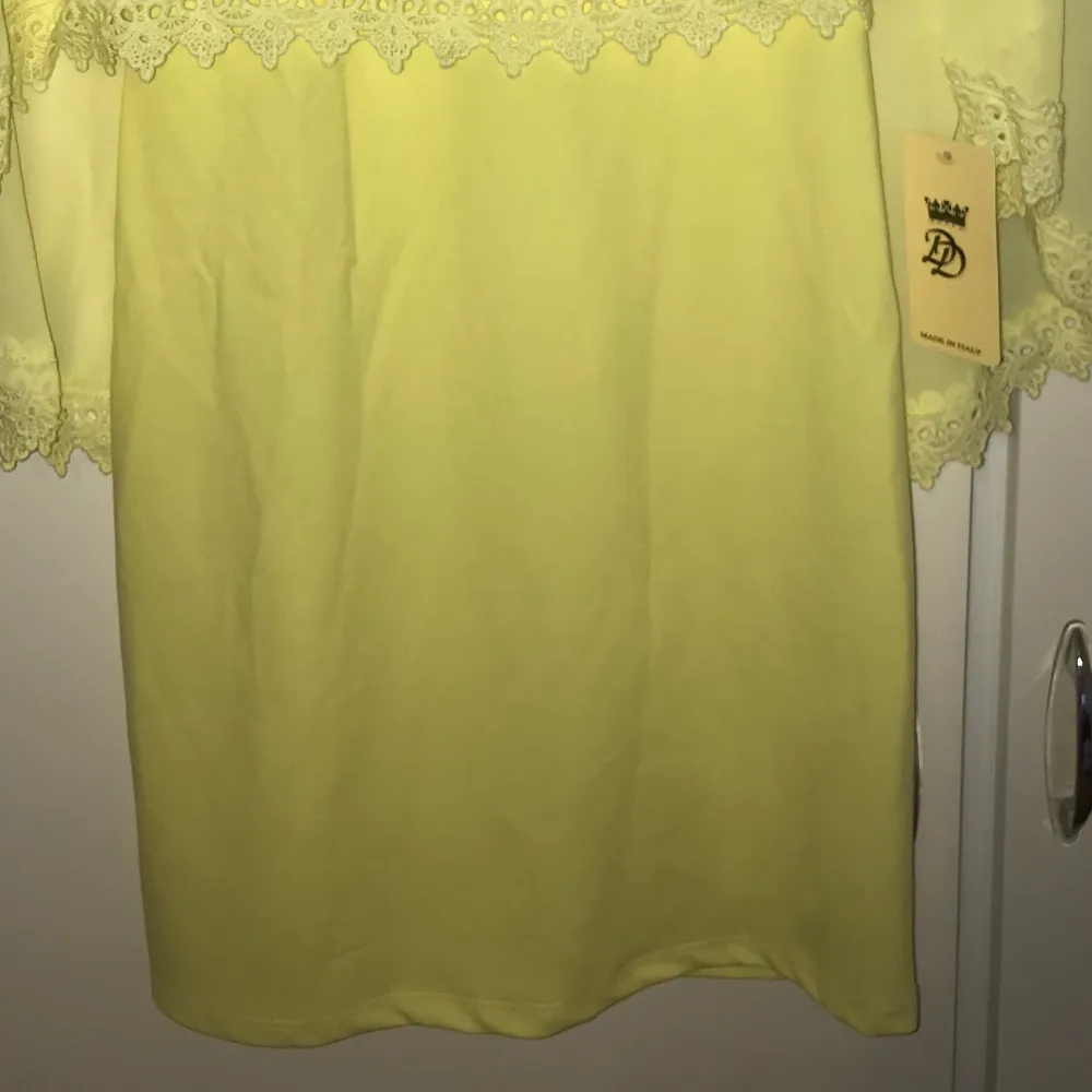 Yellow dress with cape and lace new ( klänning ). Klänningar.