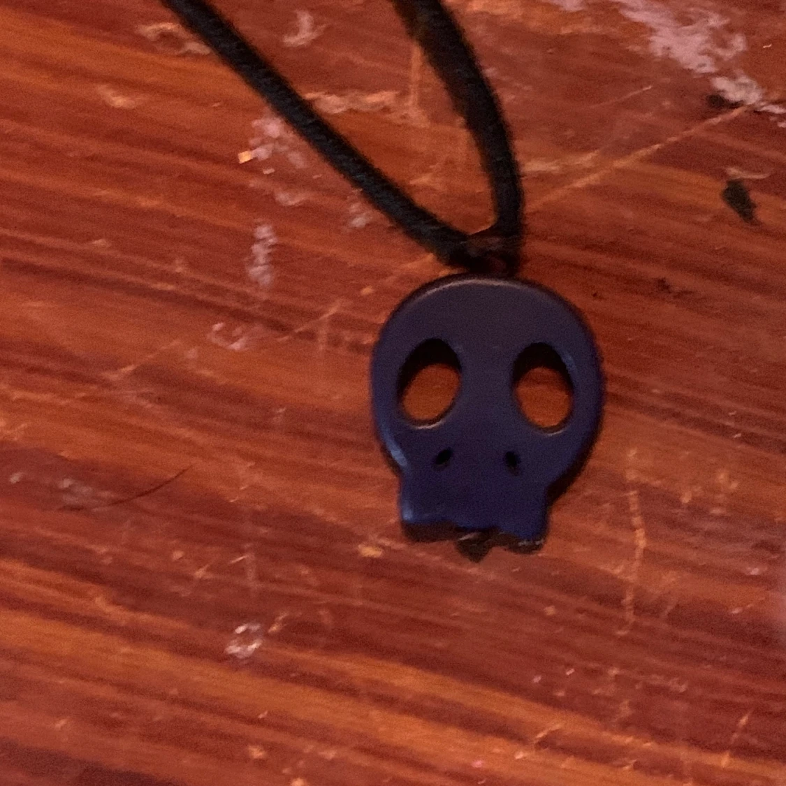 Svart halsband med blå dödskalle - 90