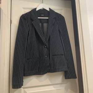 Randig blå vit kavaj blazer storlek S - Blå och vit kavaj/blazer. 💙🤍 Randig. Från OBJECT. Storlek S. Två knappar fram (du får med en extra knapp - se bild).👍🏼🥰 Två ”fickor” fram. Helt okej skick. Frakt tillkommer. (57kr) 🤍