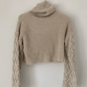 Stickad tröja  - Tina Maria x NA-KD. Storlek XS (modellen är croppad) 