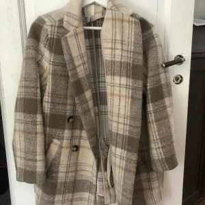 Kappa - Säljer nu min rutiga vår/höst kappa!! Stl 34. Knappt använd!😙😙