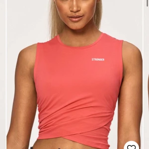 Stronger topp - Helt ny och oanvänd topp från Stronger! Storlek S. Färgen är mer som på den första bilden. Nypris 299 kr, säljer för 100!