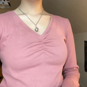 Rosa tröja - Tröja köpt på Åhlens i världens finaste färg!! Använd men fint skick. Märkt som S men kan nog passa både XS och M beroende på hur man vill att den ska sitta