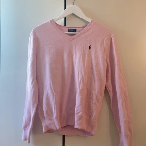 Tröja från Ralph Lauren - En pastellerna tröja från Ralph Lauren i strl XL (18/20) men skulle säga att den motsvarar en S. Den är välanvänd men i gott skick.