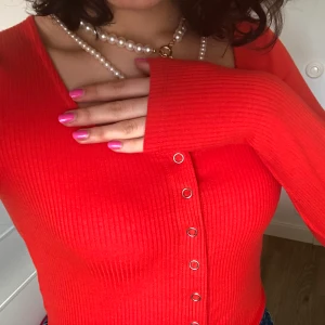 rödorange topp  - ribbad button-up topp från bikbok, riktigt bra skick! frakt tillkommer 🧡❤️