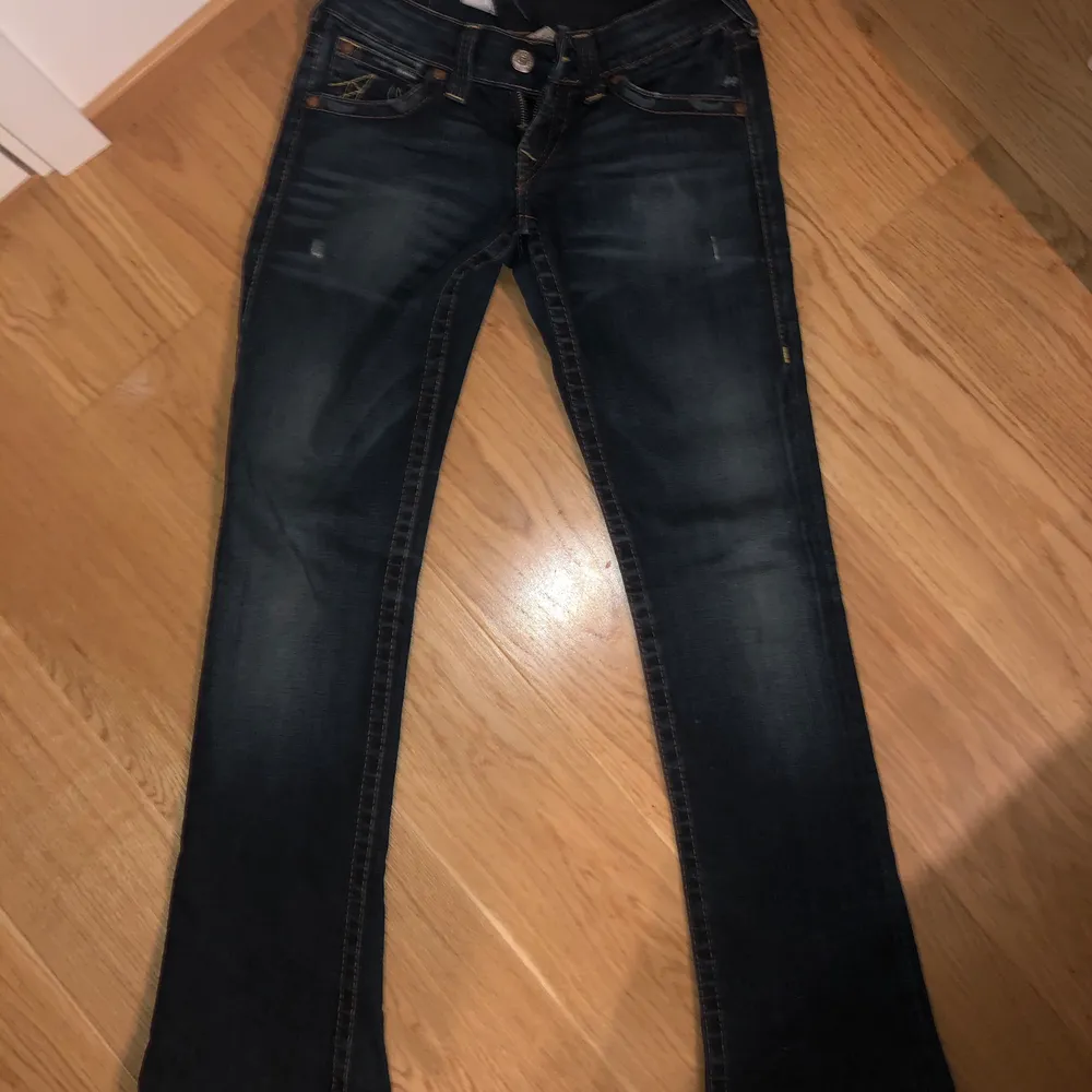 Assnygga true religion jeans i storlek 28, passar som en st 27 skulle jag säga.😊 Fint skick. Är ganska långa på mig som är 167, dessutom mid-/lowwaist.. Jeans & Byxor.