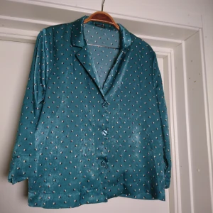 Sidenblus - Så fin blus i sidenlikt material, turkos fin färg🌷