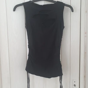 Topp - Svart topp med 3 skärningar