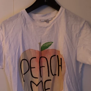 GANNI T-shirt  - Skit snygg T-shirt från ganni i strl xs använd ca 2 ggr köpt för 700!💓 kan mötas på lidingö annars blir det post som köparen står för✨ (gratis frakt om man köper mer än 1 sak💓)