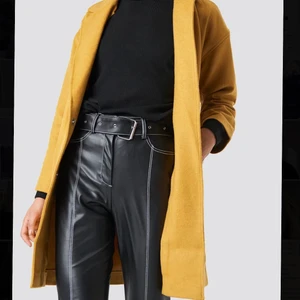 NAKD Gul Kappa - Gul kappa från märker trendyol köpt från NAKD. Ganska tunt material så passar höst/vår. Sparsamt använd. Slutsåld på hemsidan och orginalpris är 599. Mitt pris är exl frakt som ligger på 66kr.