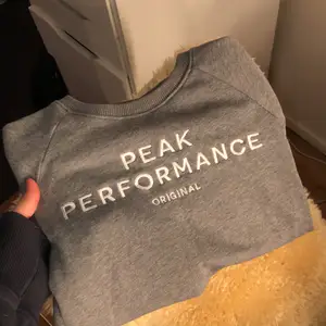 Säljer min gråa fina sweatshirt ifrån peak performance!🤍