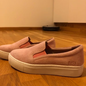 Skor - Rosa skor från dasia, tillkommer sulor i som jag lagt i då de satt lite löst på mig. Storlek 36