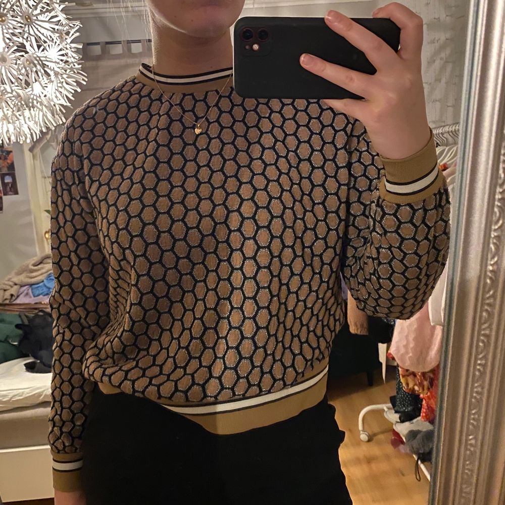 Jättesnygg brun tröja från H&M🤩 Är väldigt luftig i materialet och skulle säga att den är stor för att vara en storlek S. Passar på en som använder M-L!🥰 Älskar verkligen mönstret på denna tröjan!! Köparen står för frakten❤️. Tröjor & Koftor.