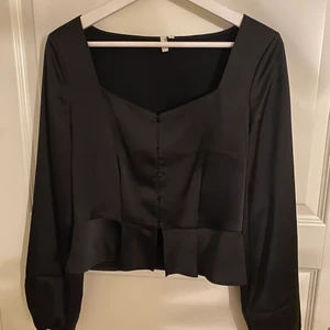 Silkes bluse från Nelly i storlek 36 - Jättesnygg fest bluse i ett skönt silkesmaterial🤩 Sitter väldigt snygg runt midjan. Önskar att jag kunnde använda den, men är tyvärr för liten. Bara använd en gång! Köparen står för frakten❤️