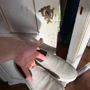 Vår/Sommar skor - Grå - Köpta på scorett för 749kr. Märket Dasia. Använda 10-15 ggr. Små fläckar på dynan innuti skon men inget synligt utanpå. Skön passform. Kommer i dust bag.                                                                   BILLIGARE FRAKT VID KÖP AV FLER PLAGG💜🦋