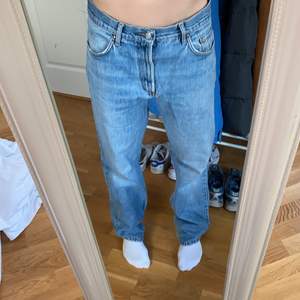 Raka, lowwaisted, jeans. Köpta secondhand på humana i Malmö