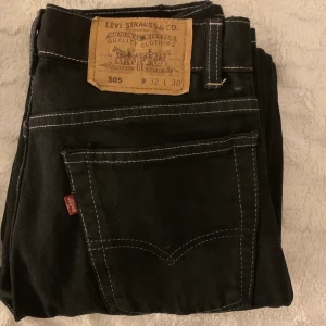 Levis jeans - Super fina vintage levis jeans med vita strömmar 🤩 jag är 159 cm lång o har vanligtvis 24-25 i jeans, dessa är ca 25-26. Dessa är som 501:or, så de är midwaist. Högsta bud: 160kr, buda i kommentarerna 