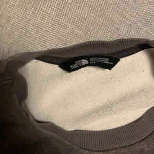 The north face sveatshirt - Detta är ett plagg som jag har använt ett fåtal gånger. Det vill säga den är i väldigt bra skick. Den har en normal passform för storlek S nypris 900kr