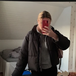 Svart jacka - Svart jackar från monki i storlek S men är mer som M❤️Söljer då jag köpt en ny jacka och får ingen användning av denna fina jacka längre tyvärr😩 köparen står för frakt 