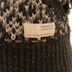 Odd Molly hoodie - En stickad hoodie från Odd Molly med dragkjedja. Vissa trådar har släppt men är lätt att laga.