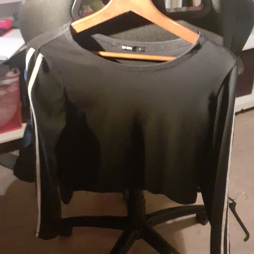 Plagg använt ett få antal gånger och säljs pågrukd av rensning i garderoben. Storlek L men den passar dem som har S i storlek och den är från bik bok. Yläosat.
