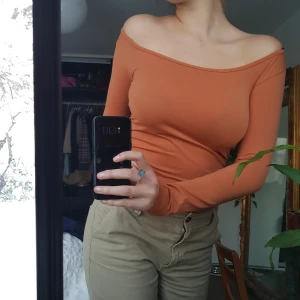 Zara - Söt offshoulder i fin brun färg från Zara! Så skön och stretchig