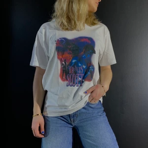 Luxn T-shirt vit Travis Scott (ny) st M - Denna T-shirten är mjuk, skön och andas. Den är tillverkad av 100 % kammat bomull, vårt kammad bomull är mjukare och starkare än vanligt bomull. T-shirten är varken för tunn eller för tjock, t-shirtens vikt är perfekt för att kunna gå runt med ett bildtryck på sig utan att känna sig för "tung" eller för "lätt". Denna T-shirt är helt ny.