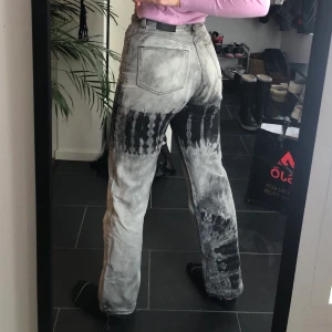Weekday jeans - Assnygga gråa jeans med fläckar från weekday. Passar mig som är 160cm. Säljer för att jag inte tycker att de passar mig. Köpare står för frakt 💕