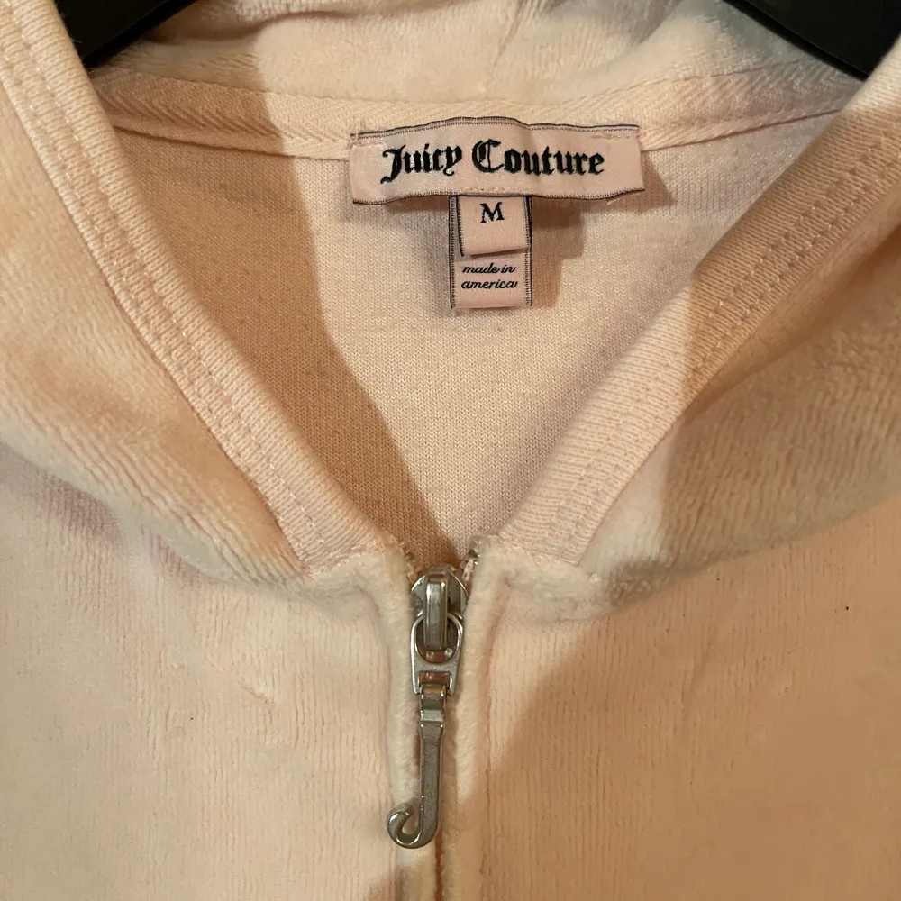 Säljer denna fina juicy couture tröjan som är i en ljusrosa färg. Tröjan är i ett tunnare material och är väldigt skön. Tröjan är i storlek M men skulle säga att den passar en S också. . Tröjor & Koftor.