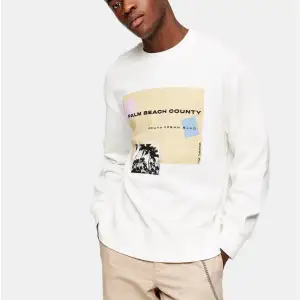 Snygg vit sweatshirt med tryck, köpt på asos. Jätte skön men alldrig använd. Ny pris 299 kr 