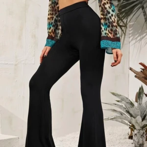 Tajts från SHEIN - Jättefina tajts från SHEIN. För långa för mig som är 157cm men sitter nog perfekt på nån mellan 160-170cm. Ganska tunt material men sköna att ha på sig. Använt ett fåtal gånger. ( jag köpte dem för 130kr ) Pris : 60+ Frakt 