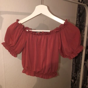 Topp - Säljer denna tröja från Gina tricot. Storlek xs. 50kr eller bud om flera är intresserade! Frakt betalas av köparen☺️