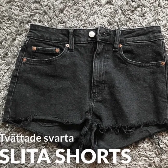 Urtvättade svarta slitna jeansshorts. SJUKT snygga men för stora för mig:(  . Shorts.