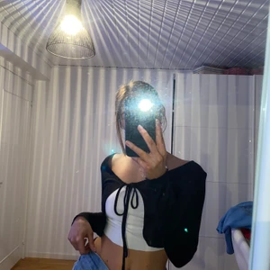 Ribbad topp - Storlek xs/s, svart ribbad, fin festtopp, aldrig använd, toppskick!