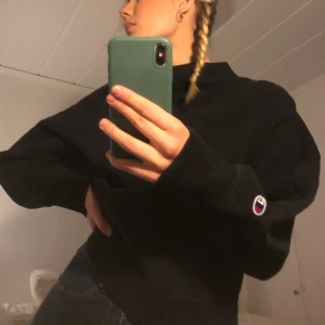 Champion sweatshirt - En svart sweatshirt från Champion som inte kommer till användning. Sitter lagom oversized, en cool liten krage vid halsen. Köparen står för frakten <3