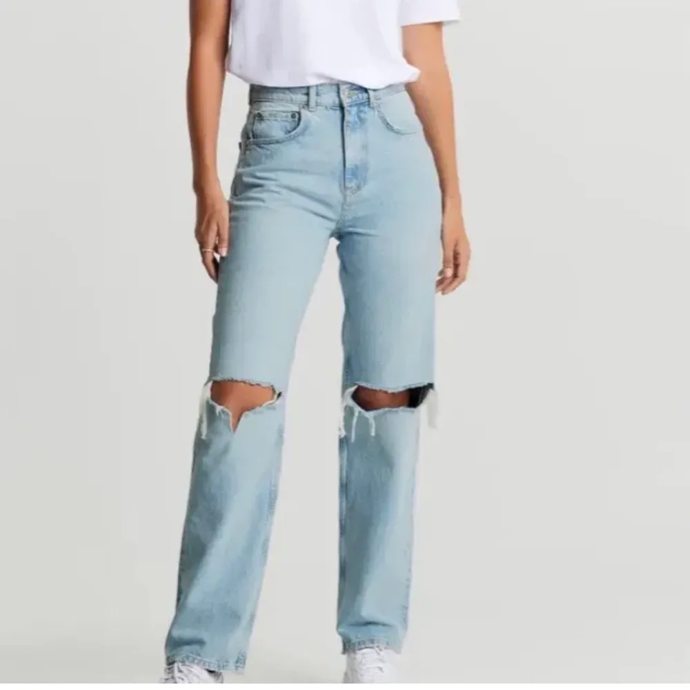 SÖKER dessa byxor i storlek 34 PETITE modellen!! Jag har likadana i 34 fast den långa modellen och dem är alldeles för långa tyvärr! Kommentera ifall ni säljer :). Jeans & Byxor.
