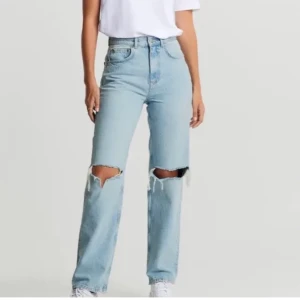 GINA TRICOT JEANS - SÖKER dessa byxor i storlek 34 PETITE modellen!! Jag har likadana i 34 fast den långa modellen och dem är alldeles för långa tyvärr! Kommentera ifall ni säljer :)