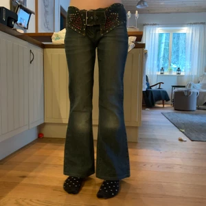 lågmidjade jeans med bling  - 72 cm omkrets (lågmidjade) och 71cm ifrån skrevet ner till slutet av benet. 
