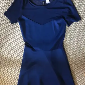 Mörkblå klänning från H&M, knappt använd