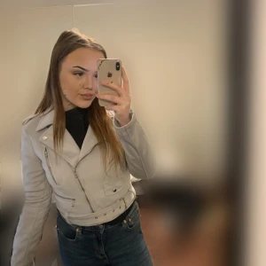 Softy Collection Jacka - Softy Collection Jacka i strl medium. Lite liten i storleken men passar till S/M. Går att stänga helt med dragkedja och har ett spänne i midjan. Knappt använd.