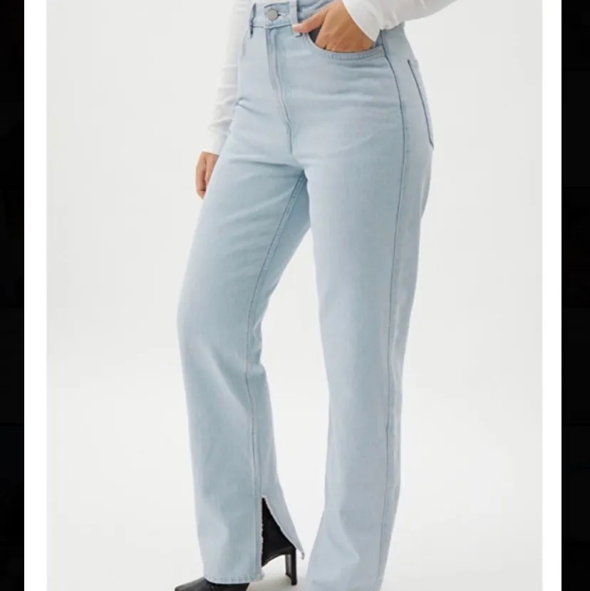 ”Rowe split jeans” i färgen blue hill, använda ca 1 gång då de är för långa för mig (158 cm)                                                          Frakt ingår!!. Jeans & Byxor.