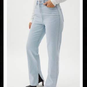 ”Rowe split jeans” i färgen blue hill, använda ca 1 gång då de är för långa för mig (158 cm)                                                          Frakt ingår!!