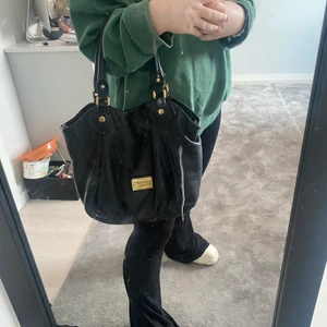 Marc by Marc Jacobs Väska - Marc by Marc Jacobs Väska, säljer då jag inte har någon användning av den och hoppas att någon annan vill ha den😊 Abslut inget fel på den, så fin att ha både runt axlarna och hålla den bara i handen! Nytt pris: 5000kr, säljer den för 999kr.( pris kan diskuteras )