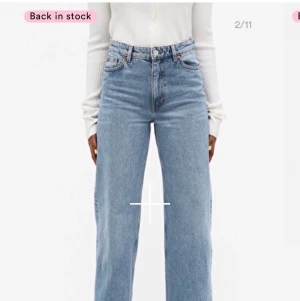 monki jeans - Jeans från monki i modellen Yoko, säljer eftersom dom är för stora för mig! 💖