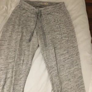 Grå hollister mjukisbyxor - Ett par grå mjukisbyxor från Hollister. Storlek XS och väl använda. Muddar längst ner precis som vid midjan. Pris: 80kr med frakt inräknad.