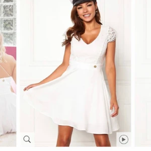 Studentklänning  - Vit klänning från Chiara forthi  Använd 1-2 gånger, har inga egna bilder på, men har egna bilder på endast klänningen om man är intresserad av det så kan jag skicka!!                    Jag personligen tycker att klänningen är väldigt fin!!  Nypris:600kr 